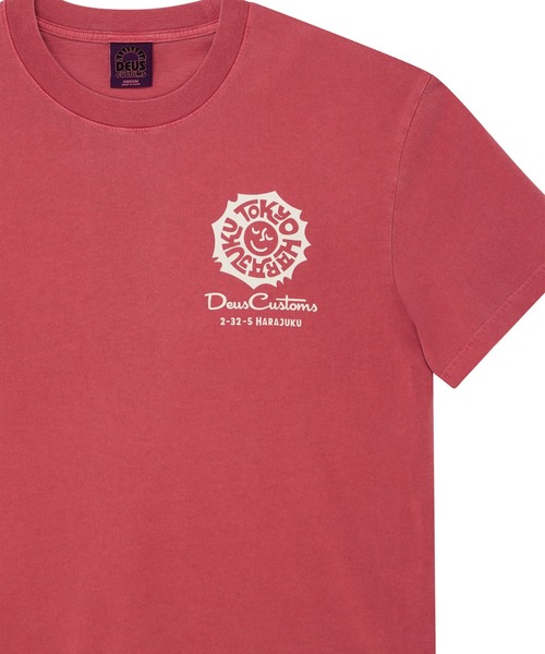 DEUS EX MACHINA(デウスエクスマキナ)の「TOKYO ADDRESS TEE(Tシャツ/カットソー・メンズ・レッド/ライトブルー・S/L/M)」の4枚目の写真