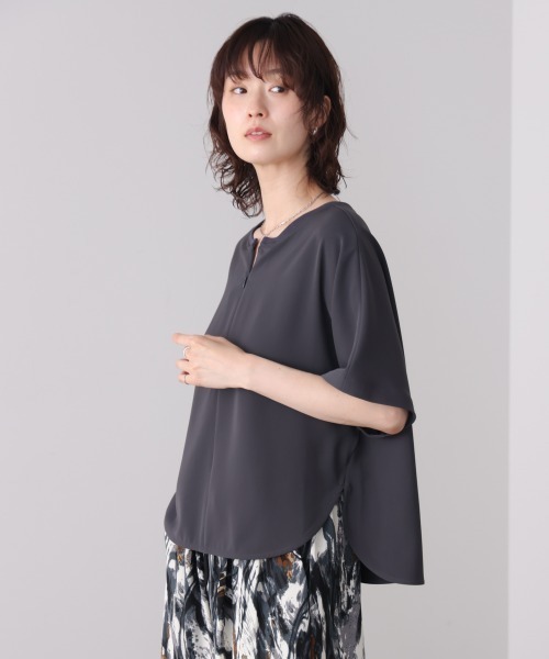 Bou Jeloud(ブージュルード)の「ダブルクロスキーネックブラウス(シャツ/ブラウス・レディース・アイボリー/チャコールグレー/ブルー・38)」の3枚目の写真