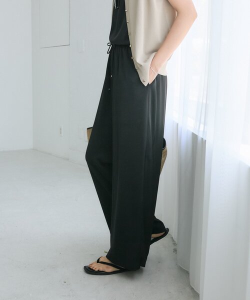 RIVE DROITE(リヴドロワ)の「【セットアップ着用可能/接触冷感/吸水速乾/紫外線防止/防シワ性】サテンドロストパンツ(その他パンツ・レディース・ブラウン/ベージュ/ブラック・38/36)」の10枚目の写真