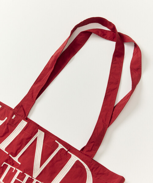 Firsthand(ファーストハンド)の「.To you/テントゥユー × Firsthand 別注 刺繍デザイン メッセージ ナイロン トート(トートバッグ・メンズ・ブルー/レッド/ベージュ/イエロー/ネイビー/ブラック・ONE SIZE)」の7枚目の写真
