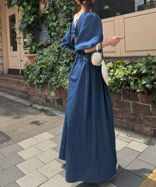 WILLFULLY(ウィルフリー)の「back open switching bicolor stitch denim OP(ワンピース・レディース・ブルー/ブラック・FREE)」の4枚目の写真