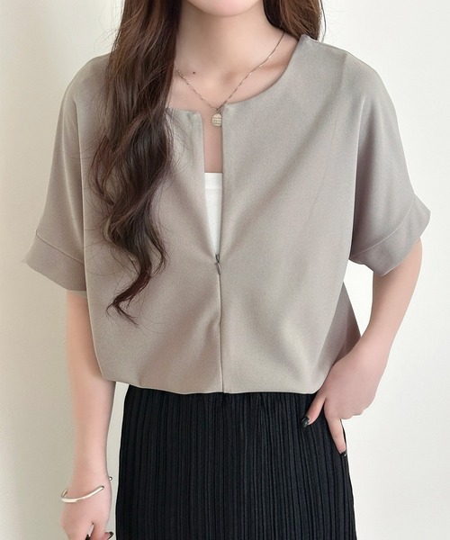 DAY CLOSET(デイ クローゼット)の「【前後2WAYバックorフロントジップ】1枚で2通りの着こなし。半袖ドルマンラウンドヘムトップス レディース(Tシャツ/カットソー・レディース・アイボリー/ブラック/グレイッシュベージュ・L/M)」の3枚目の写真