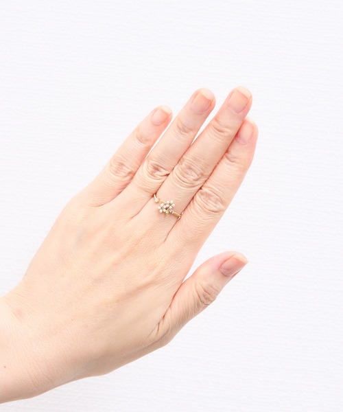 Zoule(ゾーラ)の「Zoule ゾーラ:FLOWER LETTER SERIES jewel flower letter R-2 花言葉 ネモフィラ プルメリア リング(リング・レディース・ホワイト×グリーン/ブルー・FREE)」の6枚目の写真