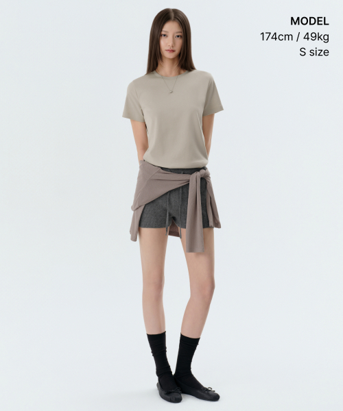 MUSINSA STANDARD WOMAN（ムシンサスタンダードウーマン）の「ウィメンズベーシッククルーネックTシャツ[グレイッシュベージュ]（Tシャツ/カットソー・レディース・その他・SMALL/MEDIUM/LARGE/X-SMALL）」の2枚目の写真