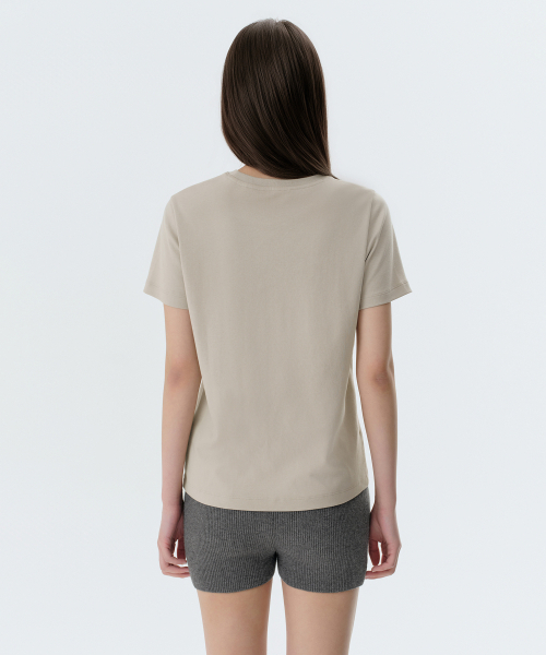MUSINSA STANDARD WOMAN（ムシンサスタンダードウーマン）の「ウィメンズベーシッククルーネックTシャツ[グレイッシュベージュ]（Tシャツ/カットソー・レディース・その他・SMALL/MEDIUM/LARGE/X-SMALL）」の3枚目の写真