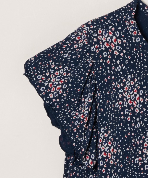 three dots(スリードッツ)の「トラベルライン ラッフルスリーブトップス(シャツ/ブラウス・レディース・マルチ・SMALL/MEDIUM)」の3枚目の写真