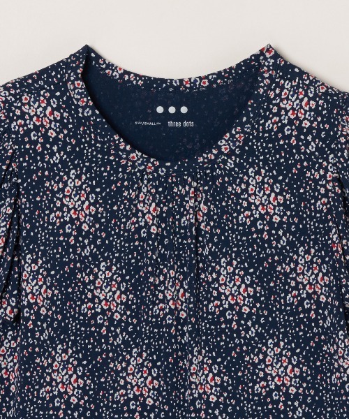 three dots(スリードッツ)の「トラベルライン ラッフルスリーブトップス(シャツ/ブラウス・レディース・マルチ・SMALL/MEDIUM)」の2枚目の写真