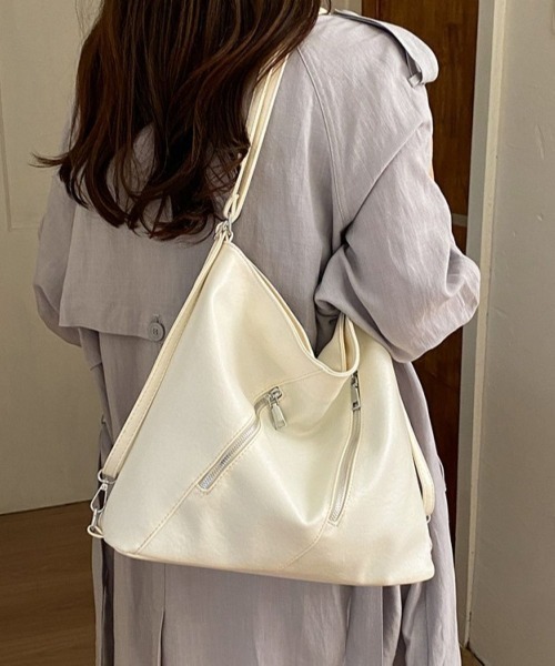 LETee(レティー)の「合皮ショルダーバッグ/リュック★チャームは付きません★(ショルダーバッグ・レディース・ホワイト/ブラック/ピンク/アイボリー・FREE)」の2枚目の写真