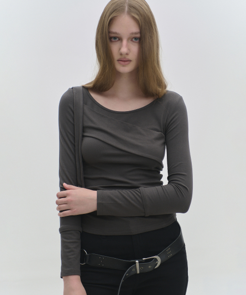 PLACE STUDIO(プレイススタジオ)の「ドレープレイヤードディテールラウンドネックコットンロングスリーブスリムフィットウィメンズTシャツ_3カラー(Tシャツ/カットソー・レディース・チャコール/グレー/ブラック・FREE)」の9枚目の写真