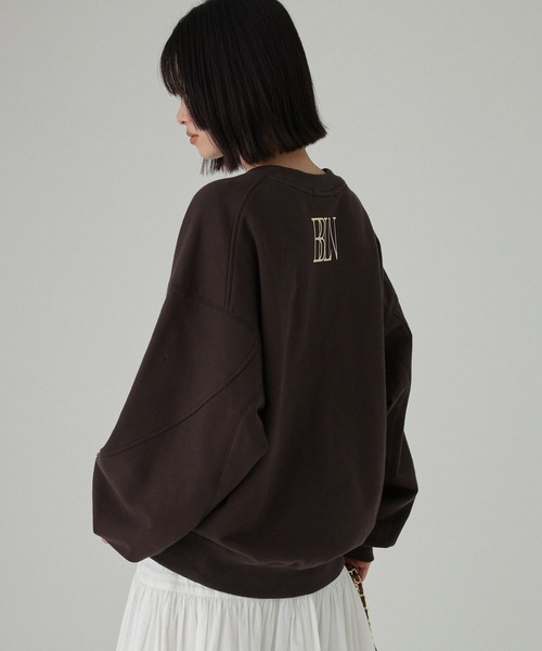 BABYLONE（バビロン）の「バックプリントスウェット［手洗い可］（スウェット・レディース・ブルー/ブラウン・フリー）」の4枚目の写真