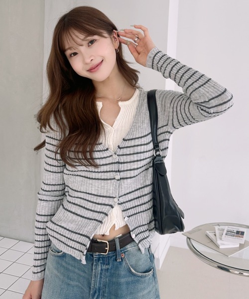 Ada.(エイダ)の「ボーダー柄 フェイクレイヤード Vネック カーディガン(カーディガン/ボレロ・レディース・グレー/ブラウン/アイボリー・FREE)」の2枚目の写真