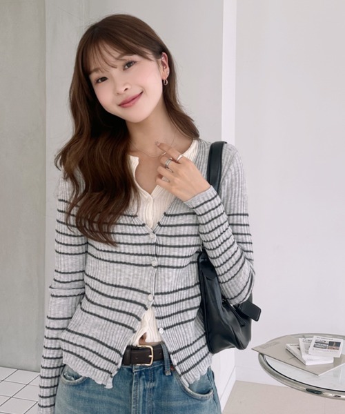 Ada.(エイダ)の「ボーダー柄 フェイクレイヤード Vネック カーディガン(カーディガン/ボレロ・レディース・グレー/ブラウン/アイボリー・FREE)」の4枚目の写真