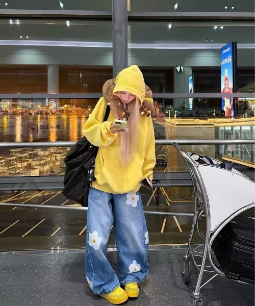 FreeZone(フリーゾーン)の「デイジーフラワーワッペン ワイドバギージーンズ(デニムパンツ・レディース・ブルー・S/M/L)」の7枚目の写真