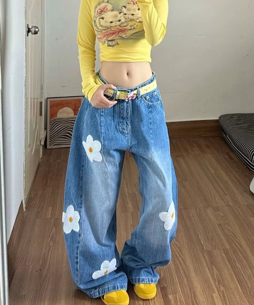 FreeZone(フリーゾーン)の「デイジーフラワーワッペン ワイドバギージーンズ(デニムパンツ・レディース・ブルー・S/M/L)」の9枚目の写真
