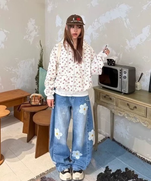 FreeZone(フリーゾーン)の「デイジーフラワーワッペン ワイドバギージーンズ(デニムパンツ・レディース・ブルー・S/M/L)」の15枚目の写真