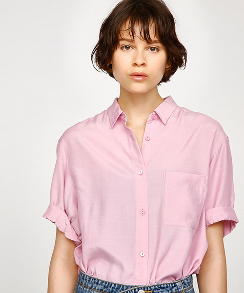 MOUSSY（マウジー）の「SIMPLE OVER SH（シャツ/ブラウス・レディース・イエロー/ネイビー/ライトピンク/オフホワイト・FREE）」の4枚目の写真