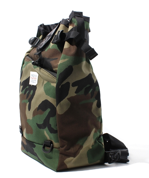 TOKYO CULTUART by BEAMS（トウキョウカルチャートバイビームス）の「FREDRIK PACKERS / STROLL SLING BAG（メッセンジャーバッグ・メンズ・ブラック/ブラウン/グリーン系その他/ネイビー・ONE SIZE）」の5枚目の写真