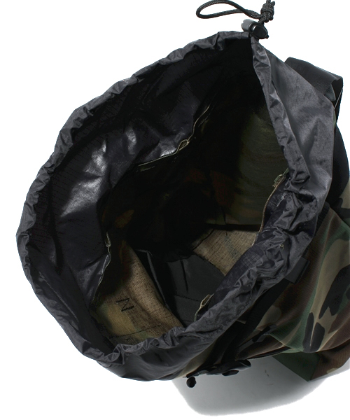 TOKYO CULTUART by BEAMS（トウキョウカルチャートバイビームス）の「FREDRIK PACKERS / STROLL SLING BAG（メッセンジャーバッグ・メンズ・ブラック/ブラウン/グリーン系その他/ネイビー・ONE SIZE）」の11枚目の写真