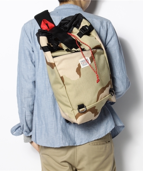 TOKYO CULTUART by BEAMS（トウキョウカルチャートバイビームス）の「FREDRIK PACKERS / STROLL SLING BAG（メッセンジャーバッグ・メンズ・ブラック/ブラウン/グリーン系その他/ネイビー・ONE SIZE）」の13枚目の写真