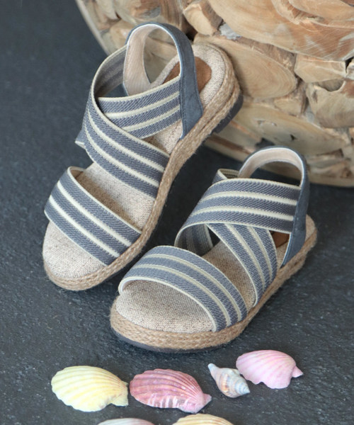 SESTO（セスト）の「【SESTOキッズ】ママとお揃い。ゴムフィットサンダル（サンダル・キッズ・ブラック/パープル/カーキ/マスタード/シルバー/ネイビー/グレー/レッド/グリーン/ピンク/サックスブルー/アイボリー/レッド系その他/ゴールド/モカ/グレー系その他/ラベンダー/ベージュ/ブラウン/ライトグレー/レオパード/チャコール・17.0cm/20.0cm/19.0cm/18.0cm/21.0cm）」の6枚目の写真