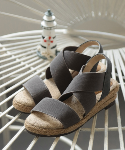 SESTO（セスト）の「【SESTOキッズ】ママとお揃い。ゴムフィットサンダル（サンダル・キッズ・ブラック/パープル/カーキ/マスタード/シルバー/ネイビー/グレー/レッド/グリーン/ピンク/サックスブルー/アイボリー/レッド系その他/ゴールド/モカ/グレー系その他/ラベンダー/ベージュ/ブラウン/ライトグレー/レオパード/チャコール・17.0cm/20.0cm/19.0cm/18.0cm/21.0cm）」の5枚目の写真