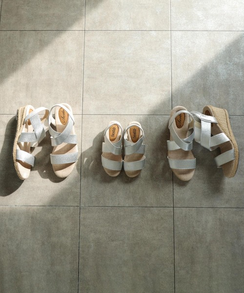 SESTO（セスト）の「【SESTOキッズ】ママとお揃い。ゴムフィットサンダル（サンダル・キッズ・ブラック/パープル/カーキ/マスタード/シルバー/ネイビー/グレー/レッド/グリーン/ピンク/サックスブルー/アイボリー/レッド系その他/ゴールド/モカ/グレー系その他/ラベンダー/ベージュ/ブラウン/ライトグレー/レオパード/チャコール・17.0cm/20.0cm/19.0cm/18.0cm/21.0cm）」の21枚目の写真