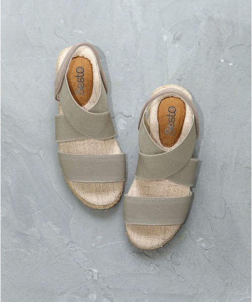 SESTO（セスト）の「【SESTOキッズ】ママとお揃い。ゴムフィットサンダル（サンダル・キッズ・ブラック/パープル/カーキ/マスタード/シルバー/ネイビー/グレー/レッド/グリーン/ピンク/サックスブルー/アイボリー/レッド系その他/ゴールド/モカ/グレー系その他/ラベンダー/ベージュ/ブラウン/ライトグレー/レオパード/チャコール・17.0cm/20.0cm/19.0cm/18.0cm/21.0cm）」の4枚目の写真