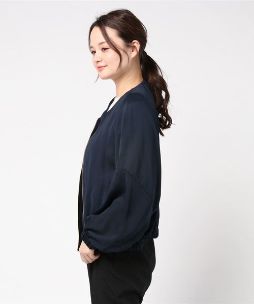 TRUDEA（トルディア）の「サテンブルゾン（ブルゾン・レディース・ベージュ/ネイビー・MEDIUM）」の4枚目の写真