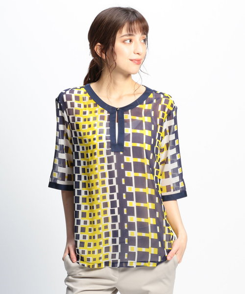 NARACAMICIE(ナラカミーチェ)の「シフォンキカ柄ノーカラーチュニックブラウス(シャツ/ブラウス・レディース・ネイビー/グレー・SMALL/MEDIUM/LARGE)」の10枚目の写真