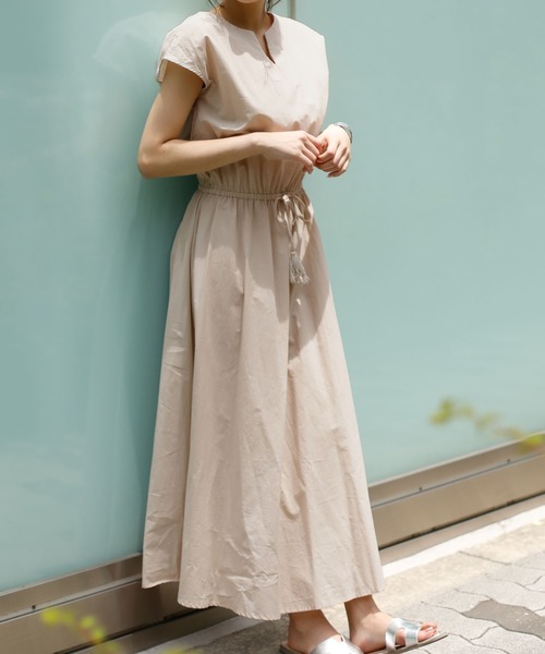 Doula Doula（ドゥーラドゥーラ）の「麻タッチ　ロング ワンピース（ワンピース・レディース・ブラック/グレー/キャメル/アイボリー/ネイビー/カーキ/ホワイト系その他/グレー系その他/ブルーグレー/コーラルピンク/グリーン系その他/ブラック系その他/ブルー系その他/ピンク系その他/イエロー系その他/ホワイト系その他2/グレー系その他2/グレー系その他3・FREE）」の4枚目の写真