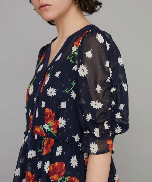 STUDIOUS（ステュディオス）の「【MUVEIL(ミュベール)】アネモネプリントワンピース（Tシャツ/カットソー・レディース・ネイビー・38）」の9枚目の写真