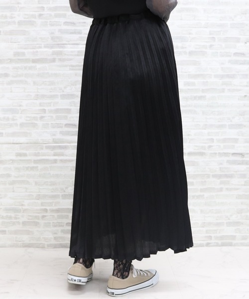 ap retro（アプレトロ）の「サテンアコーディオンプリーツスカート【ZOZO限定アイテム】（スカート・レディース・ブラック/ゴールド/ライトパープル・FREE）」の4枚目の写真