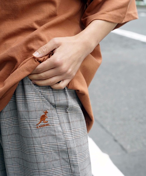 KANGOL（カンゴール）の「【KANGOL/カンゴール】チェックパンツ　ワイドパンツ　ストレートシルエット　ワインポイントブランドロゴ（その他パンツ・レディース・ベージュ/ブラウン・LARGE/MEDIUM）」の3枚目の写真