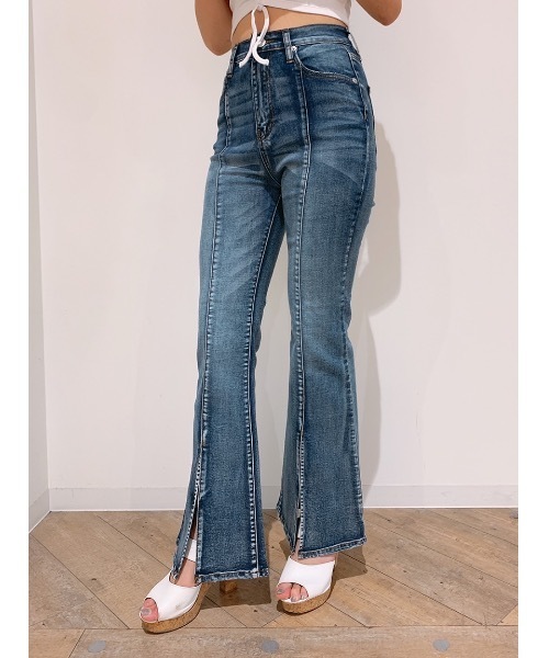 one way（ワンウェイ）の「センタースリットフレアデニム（デニムパンツ・レディース・ホワイト/ブラック/ダークブルー・M/S）」の3枚目の写真