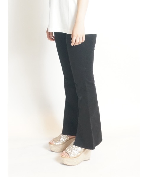 one way（ワンウェイ）の「センタースリットフレアデニム（デニムパンツ・レディース・ホワイト/ブラック/ダークブルー・M/S）」の9枚目の写真