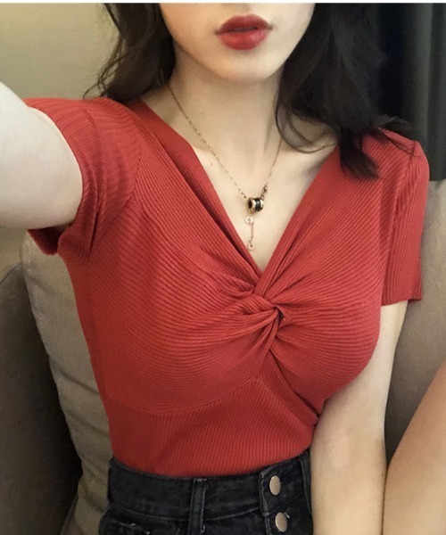 yuue' ( wear )（ユーイ）の「Vネックフロントデザイン半袖ニットトップス（ニット/セーター・レディース・レッド/ブラック/ベージュ/アイボリー/ブルー・FREE）」の5枚目の写真