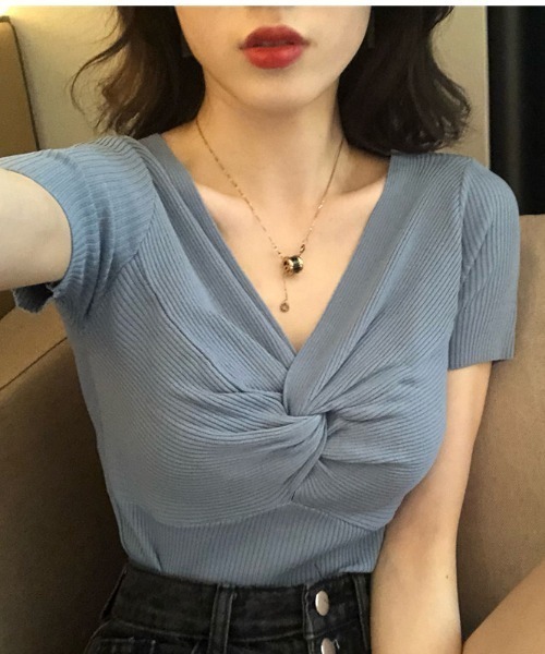 yuue' ( wear )（ユーイ）の「Vネックフロントデザイン半袖ニットトップス（ニット/セーター・レディース・レッド/ブラック/ベージュ/アイボリー/ブルー・FREE）」の4枚目の写真