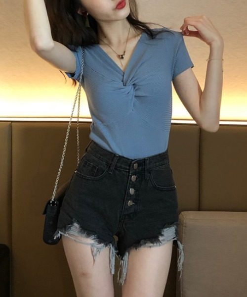 yuue' ( wear )（ユーイ）の「Vネックフロントデザイン半袖ニットトップス（ニット/セーター・レディース・レッド/ブラック/ベージュ/アイボリー/ブルー・FREE）」の7枚目の写真