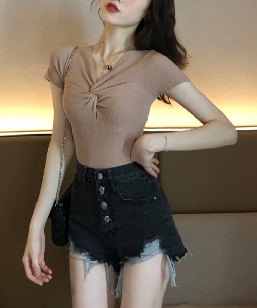 yuue' ( wear )（ユーイ）の「Vネックフロントデザイン半袖ニットトップス（ニット/セーター・レディース・レッド/ブラック/ベージュ/アイボリー/ブルー・FREE）」の12枚目の写真