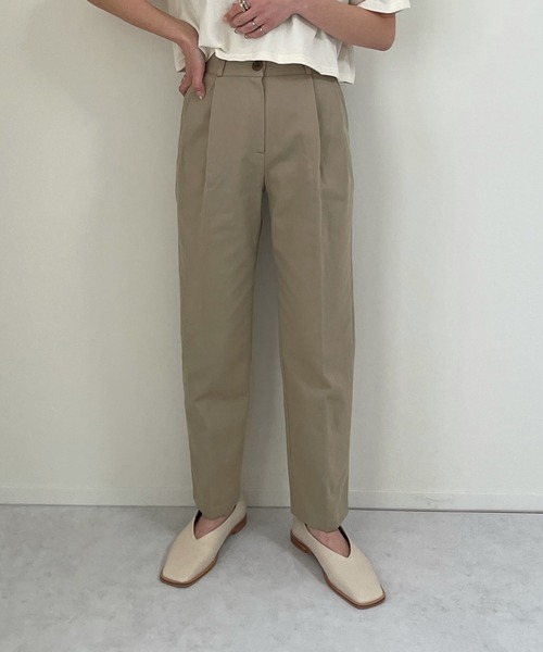 LE MORE（リモア）の「ツータックツイルテーパードパンツ（チノパンツ・レディース・ホワイト/ベージュ/クリーム・S/M/L）」の2枚目の写真