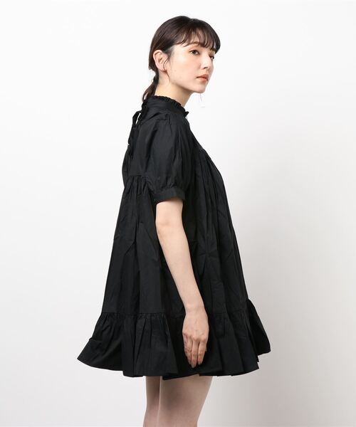 SPINNS（スピンズ）の「ミドルネックティアードフリルワンピース（ワンピース・レディース・ホワイト/ブラック・ONESIZE）」の3枚目の写真