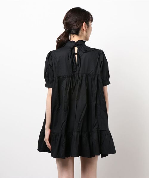 SPINNS（スピンズ）の「ミドルネックティアードフリルワンピース（ワンピース・レディース・ホワイト/ブラック・ONESIZE）」の4枚目の写真