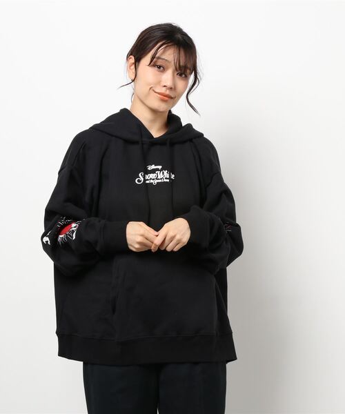 Chica（チカ）の「Chica/チカ/白雪姫(Snow White and the Seven Dwarfs)ヴィランズパーカー（パーカー・レディース・ホワイト/ブラック・1/2）」の2枚目の写真