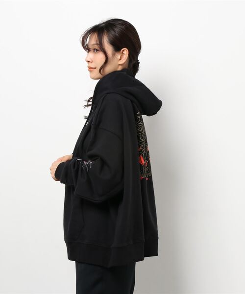 Chica（チカ）の「Chica/チカ/白雪姫(Snow White and the Seven Dwarfs)ヴィランズパーカー（パーカー・レディース・ホワイト/ブラック・1/2）」の5枚目の写真