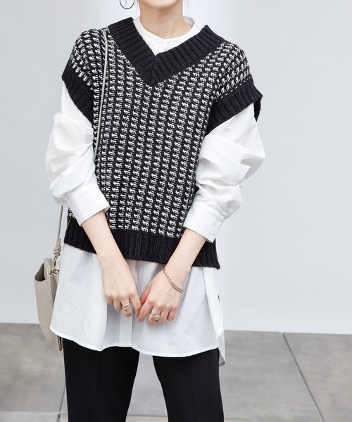 COLONY 2139(コロニートゥーワンスリーナイン)の「【TV媒体紹介商品】バイカラージャガードニットベスト(ベスト・レディース・ブラック/チャコールグレー/ベージュ/グリーン・FREE)」の2枚目の写真