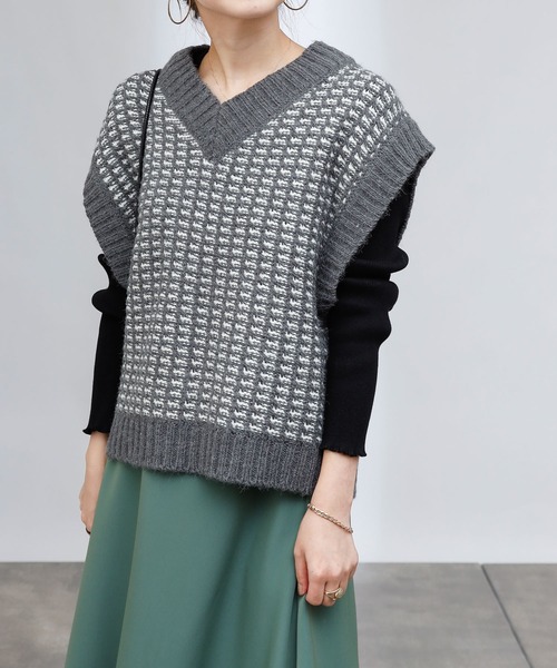 COLONY 2139(コロニートゥーワンスリーナイン)の「【TV媒体紹介商品】バイカラージャガードニットベスト(ベスト・レディース・ブラック/チャコールグレー/ベージュ/グリーン・FREE)」の22枚目の写真