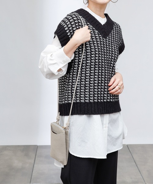 COLONY 2139(コロニートゥーワンスリーナイン)の「【TV媒体紹介商品】バイカラージャガードニットベスト(ベスト・レディース・ブラック/チャコールグレー/ベージュ/グリーン・FREE)」の11枚目の写真