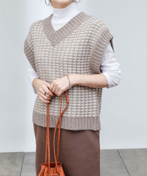 COLONY 2139(コロニートゥーワンスリーナイン)の「【TV媒体紹介商品】バイカラージャガードニットベスト(ベスト・レディース・ブラック/チャコールグレー/ベージュ/グリーン・FREE)」の13枚目の写真