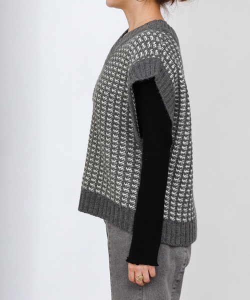 COLONY 2139(コロニートゥーワンスリーナイン)の「【TV媒体紹介商品】バイカラージャガードニットベスト(ベスト・レディース・ブラック/チャコールグレー/ベージュ/グリーン・FREE)」の21枚目の写真