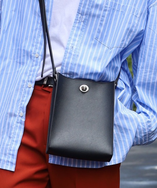 SPINNS（スピンズ）の「フェイクレザー スクエアショルダーバッグ（ショルダーバッグ・メンズ・ブラック/グリーン・ONESIZE）」の2枚目の写真